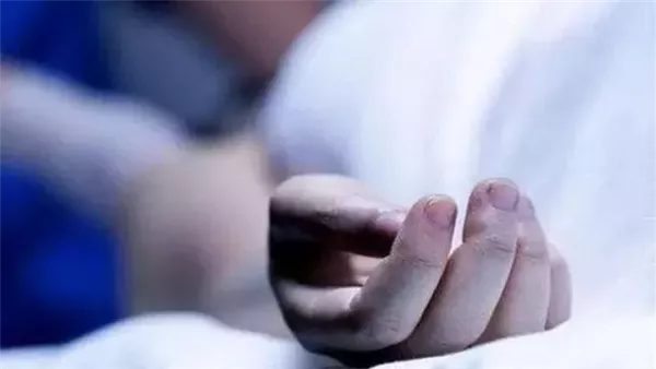 وفاة الفتاة التي فقدت وعيها بعد العثور عليها بجوار جثمان شقيقها في مدخل عقار بفيصل