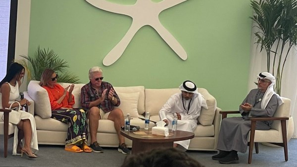 يسرا وحسين فهمي يبكيان تأثراً بمقطع عن المساعدات الإنسانية