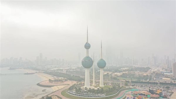 تحذيرات من انخفاض حاد في الرؤية بسبب الضباب الكثيف في الكويت