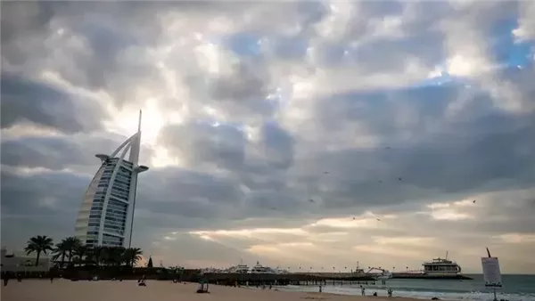 طقس الإمارات من السبت إلى الأربعاء: توقعات بسحب منخفضة وأمطار خفيفة غربًا