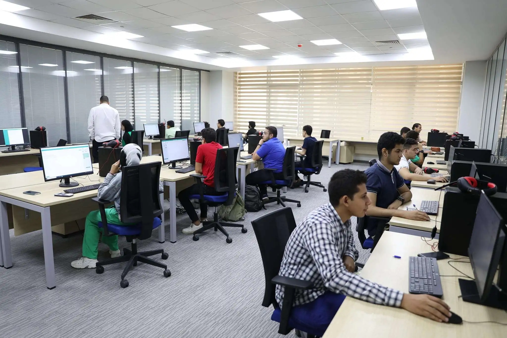 مناهج شهر نوفمبر 2025 للصف الأول الثانوي في جميع المواد