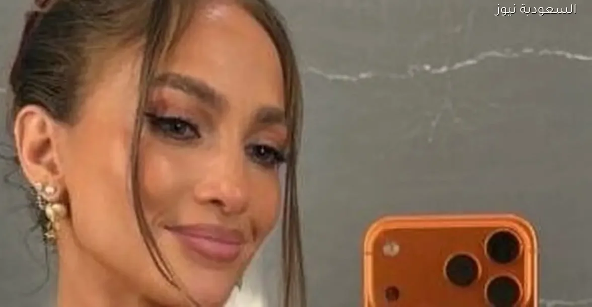 صورة جديدة لجينيفر لوبيز تثير الجدل بين جمهورها في عيد الميلاد