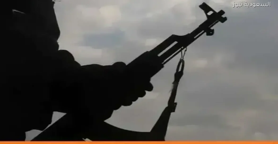 طفل يطلق النار على شقيقه وشاب يصيب والدته أثناء اللعب بالسلاح