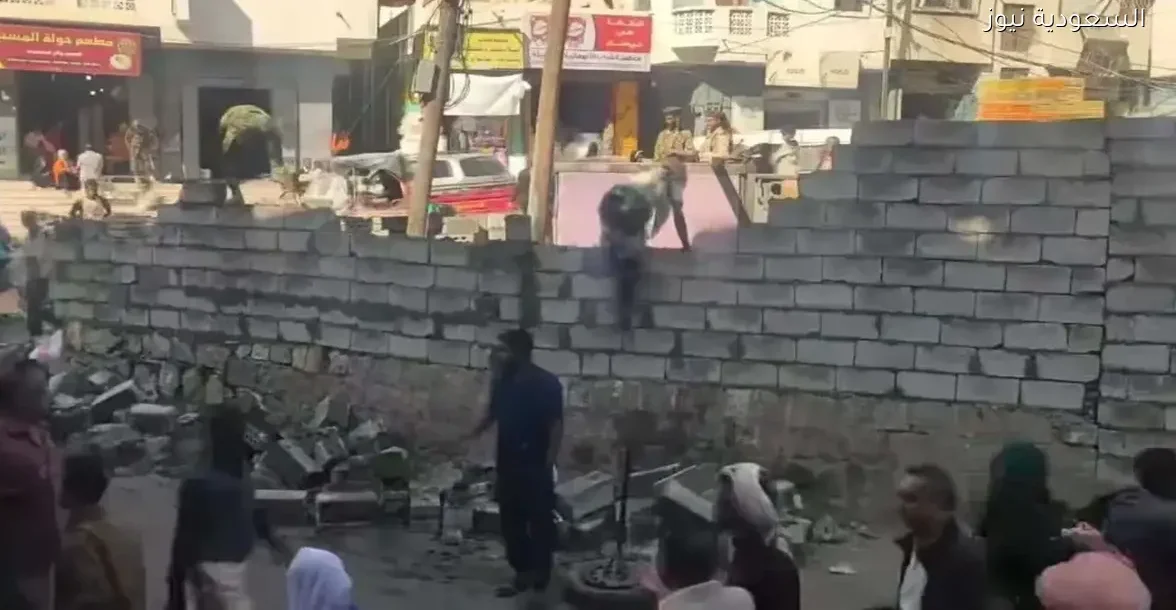 محافظ تعز يعلن عن خطة لإعادة بناء سور المسبح بعد إزالته