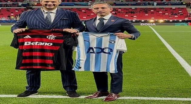 ممدوح عيد يتبادل الهدايا مع مسؤولي فلامنجو قبل نصف نهائي كأس القارات للأندية