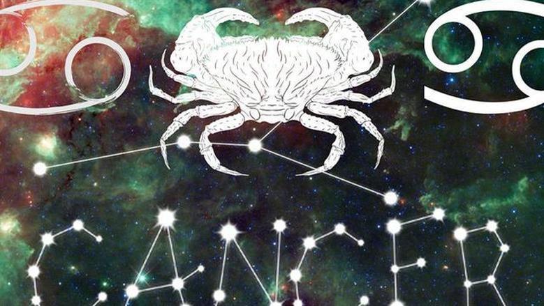 هل هي خطوة للأمام أم تراجع للخلف؟ رسائل الفلك لمواليد برج السرطان اليوم