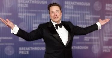 أزمة بين إيلون ماسك وبريطانيا بسبب الذكاء الاصطناعي وتهديدات بحظر X