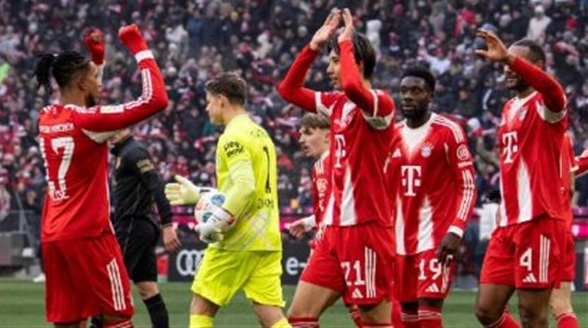 أوجسبورج يهزم بايرن ميونخ في عقر داره في الدوري الألماني