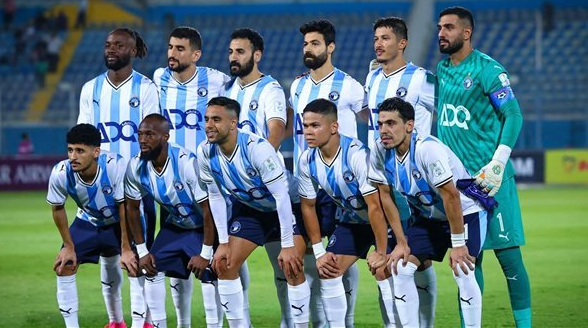 حافلة بيراميدز تصل الملعب البلدي لمواجهة نهضة بركان