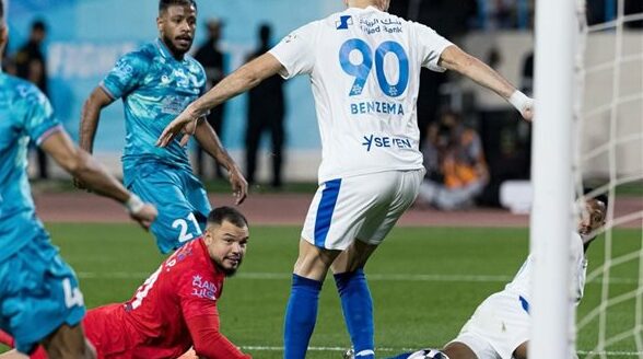 بنزيما يحقق هاتريك في أول مباراة له مع الهلال في الدوري السعودي