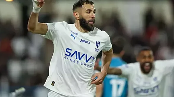 بنزيما يسجل هدفه الأول مع الهلال خلال ثلاثين دقيقة أمام الأخدود