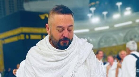 عمرو عبد العزيز ينشر صورة من الحرم المكي لجمهوره