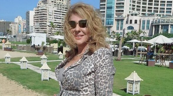 نادية الجندي تتألق بإطلالة جديدة والجمهور يعلق: “تبدين أصغر بينما نكبر”