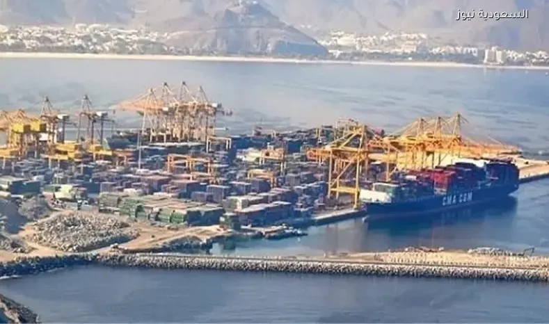 إصابة 4 أشخاص وحريق في ميناء خورفكان بسبب سقوط شظايا