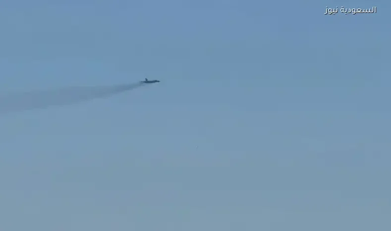 إقلاع قاذفة القنابل الأمريكية B-52 من قاعدة بريطانية