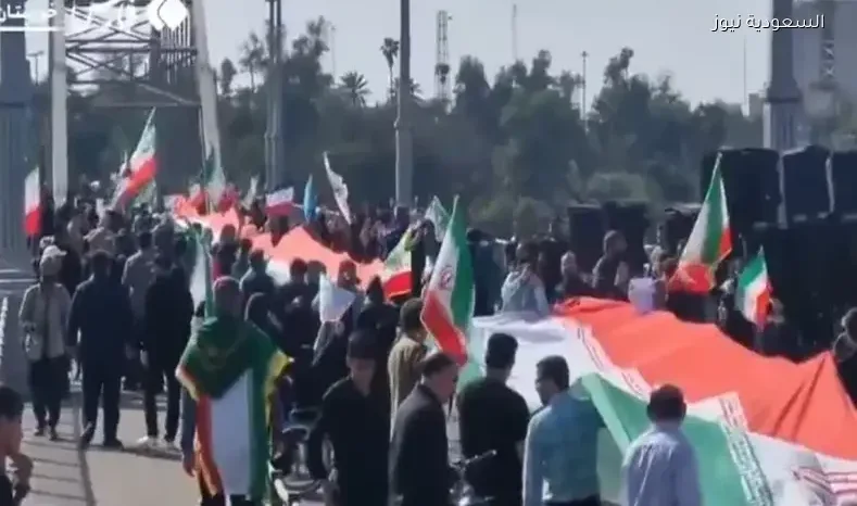 إيرانيون يحتشدون فوق “الجسر الأبيض” بالأهواز بعد تهديدات ترامب باستهداف الجسور