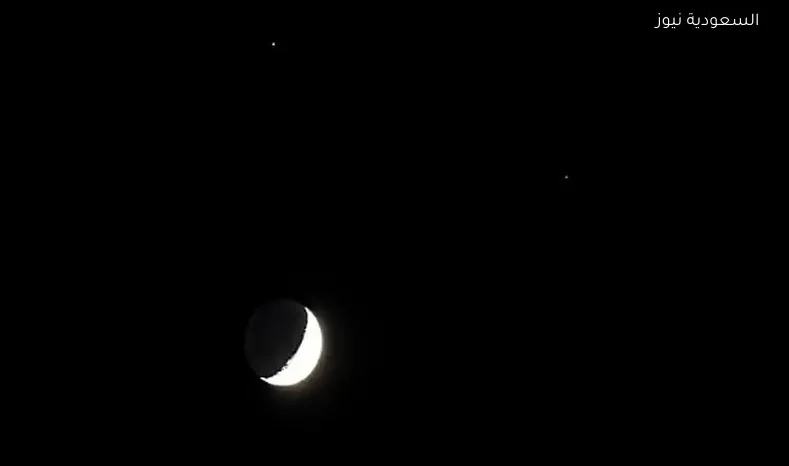 اقتران القمر بنجمي قلب العقرب والنياط 2 في سماء الحدود الشمالية