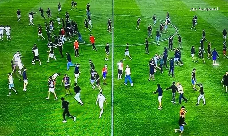 الكاف يبدأ تحقيقًا في أحداث الشغب بمباراة أولمبيك آسفي واتحاد الجزائر