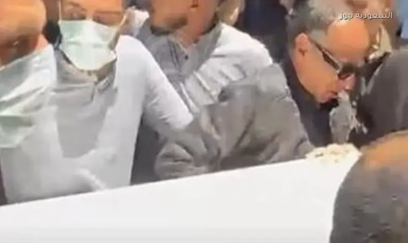 جثمان والد منة شلبي يصل لبدء مراسم العزاء