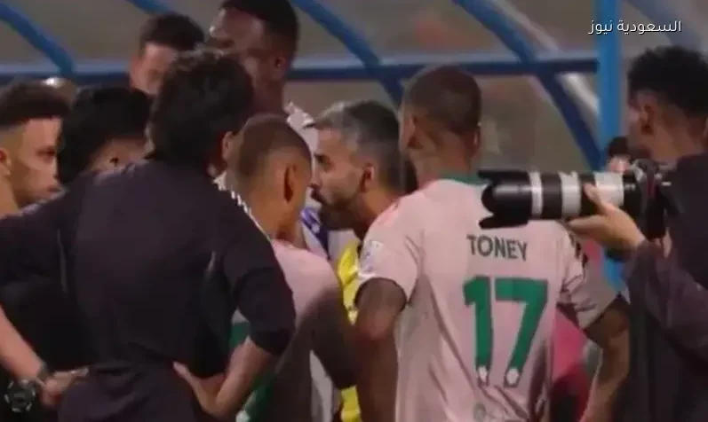 حديث حاد بين مترجم الأهلي والحكم الرابع في مباراة الأهلي والفيحاء