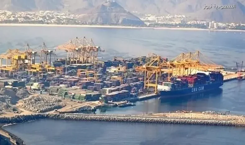 سيطرة إمارة الشارقة على حريق في ميناء خورفكان بسبب شظايا