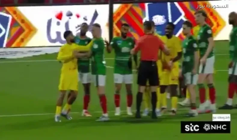 طرد محمد أبو الشامات لاعب القادسية في مواجهة الاتفاق بسبب لقطة مثيرة