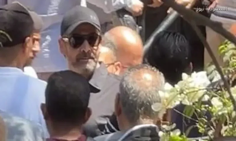 كريم عبد العزيز وسط النجوم الذين واسوا منة شلبي في جنازة والدها