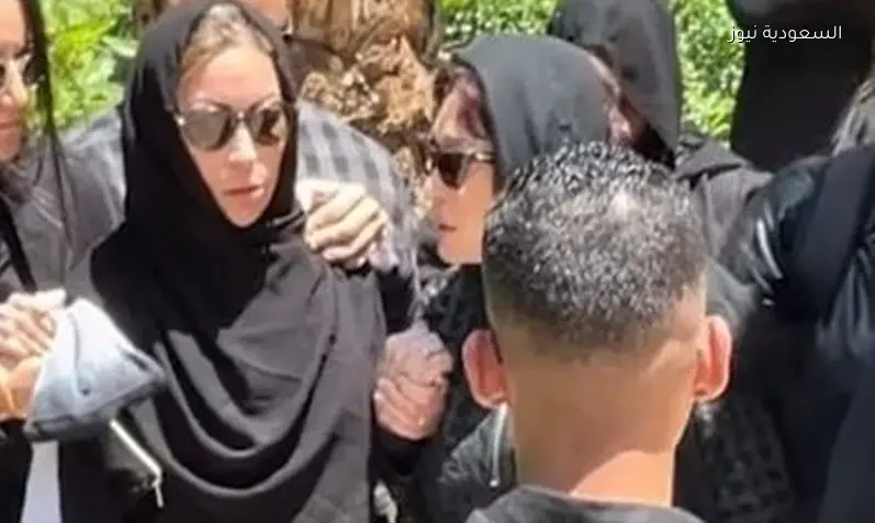 منة شلبي تتلقى الدعم من لبلبة في جنازة والدها وسط حزن عميق