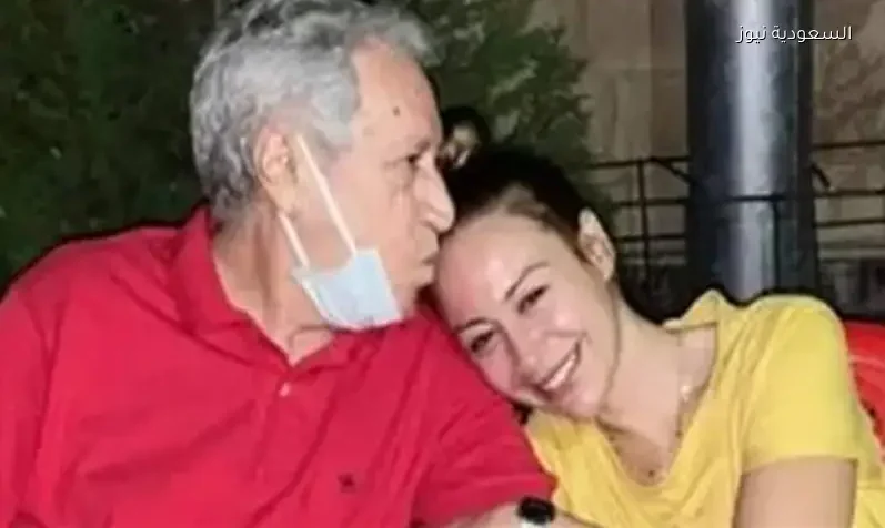 منة شلبي تتلقى تعازي والدها بمسجد المشيري الطنطاوي اليوم