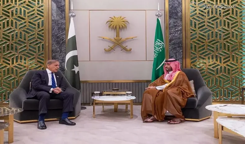 ولي العهد يناقش الأوضاع الإقليمية مع رئيس وزراء باكستان