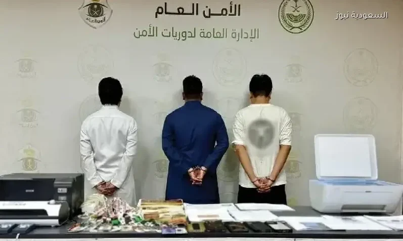 القبض على 3 مقيمين في مكة للاحتيال بإعلانات حج وهمية وتصاريح مزورة عبر مواقع التواصل